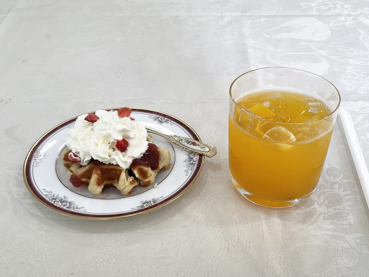 大正区の彌生千島カフェのワッフルとフルーツティ