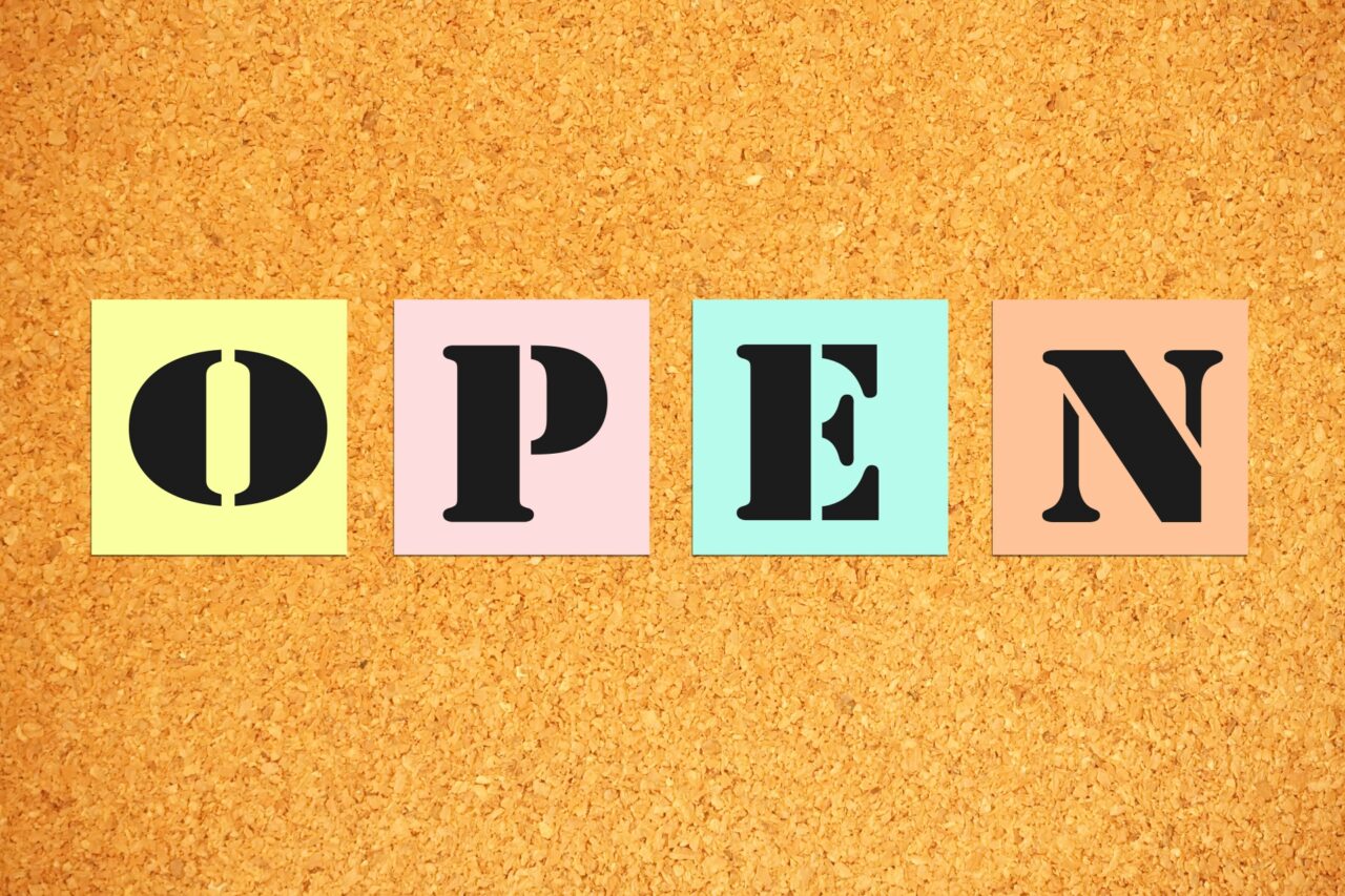 OPENの文字の付箋